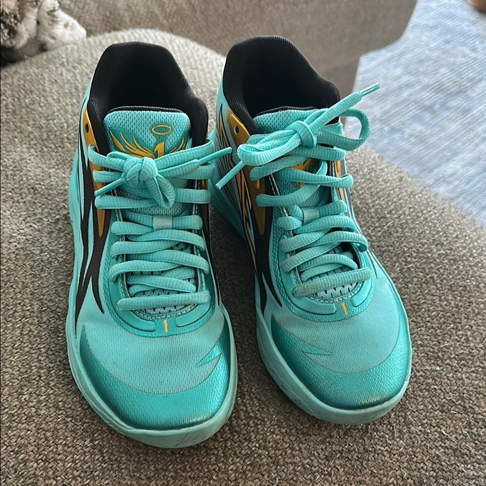 Lamelo like new basketball shoes